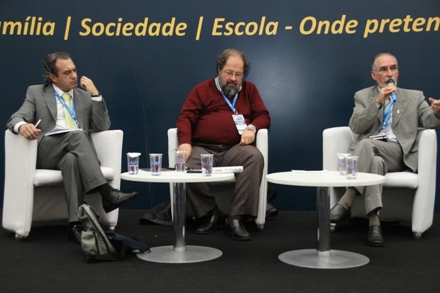 Mesa de Debates com Celso Vasconcelos (São Pauto), Dr. Jorge Adelino Costa (Aveiro-Portugal) e Maurício Apolinário (Brasília).